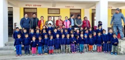 बकैया वडा नं. ५ द्वारा साढे दुई सय बिद्यार्थीलाई न्यानो कपडा